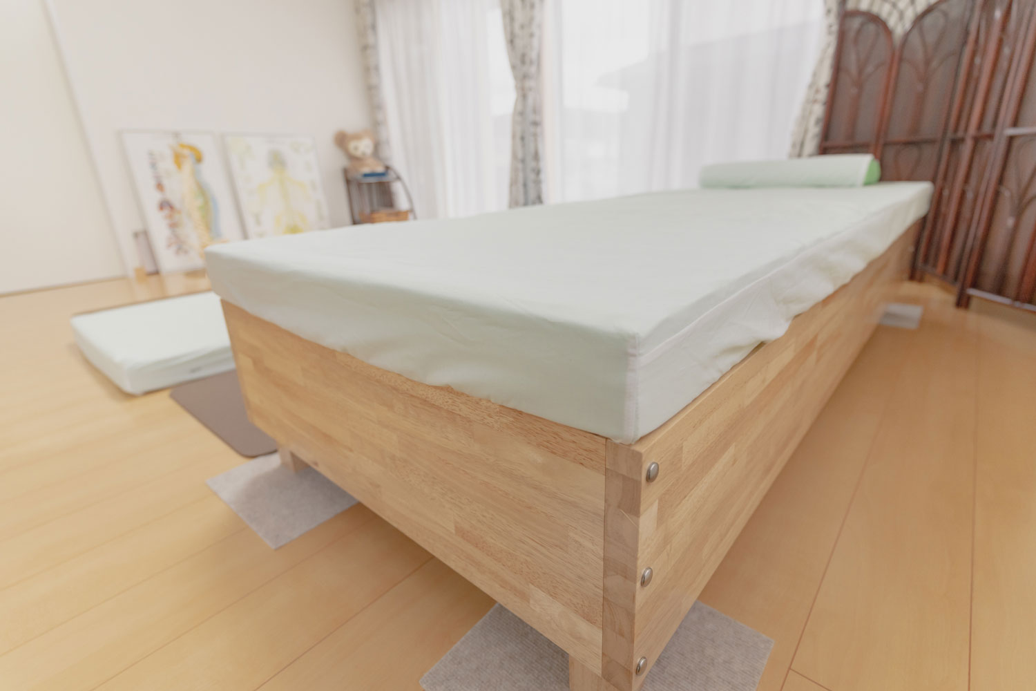 腰が悪い方用にベッドもご用意しております